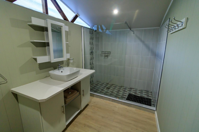 Bathroom 4, Coral Divers, Umkhanyakude