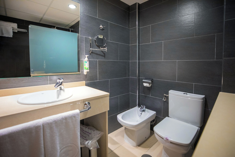 Bathroom 5, Hotel Servigroup Papa Luna, Castellón