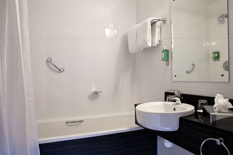 Bathroom, Leonardo Hotel Cork