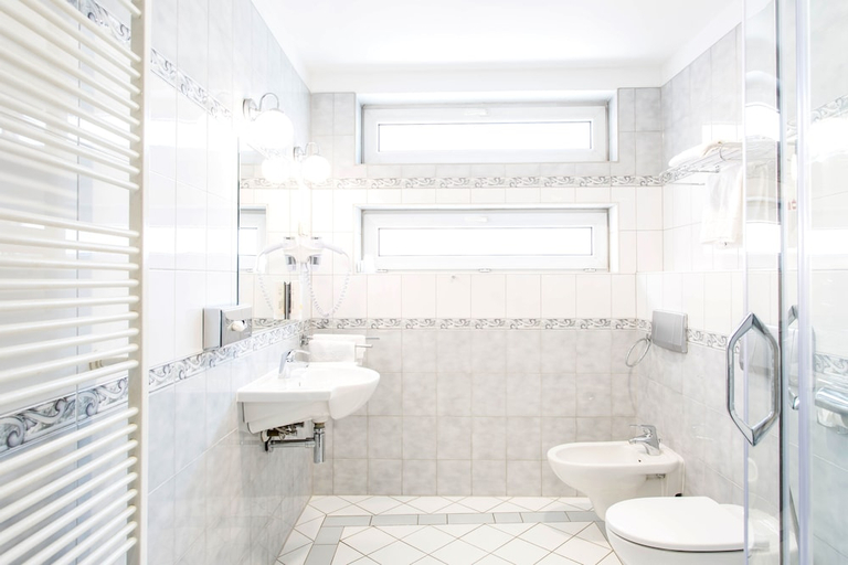 Bathroom 4, Qubus Hotel Wroclaw, Środa Śląska