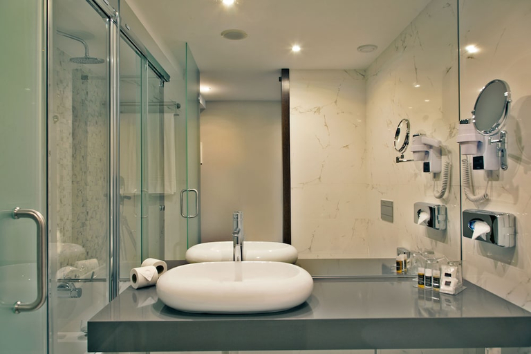Bathroom 4, TURIM Saldanha Hotel, Lisbon