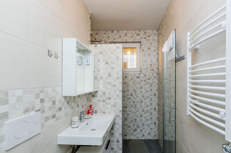 Bathroom 2, bedroom apartment with balcony, Dubrovnik