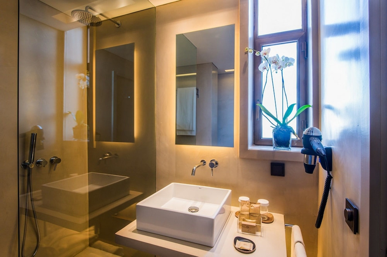 Bathroom 4, HOTEL DOM HENRIQUE – DOWNTOWN, Porto