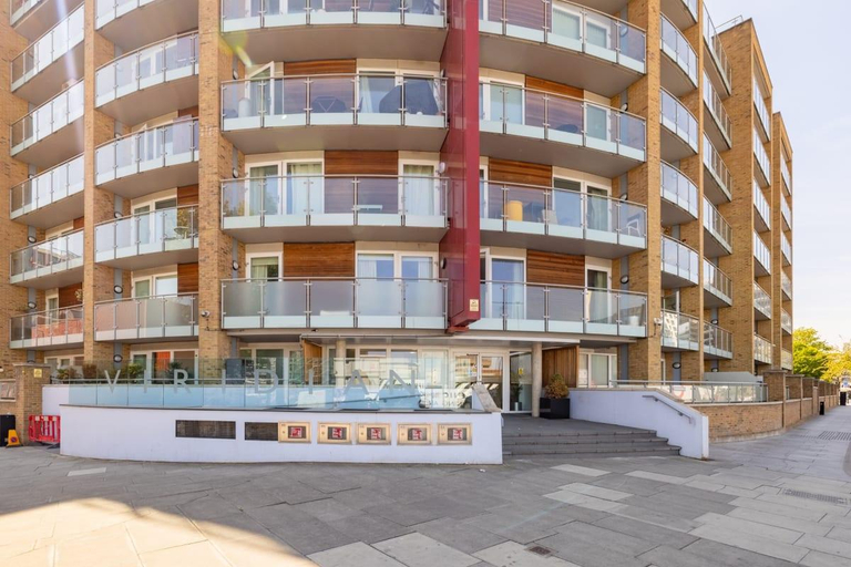 Others 5, The Nine Elms Lane Arms - Stunning & Bright 2BDR Flat With Balconies, London