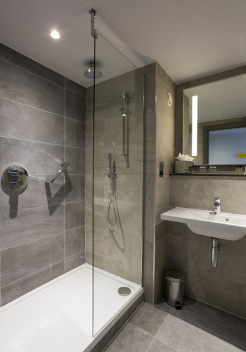 Bathroom 4, Maldron Hotel Kevin Street, Dublin