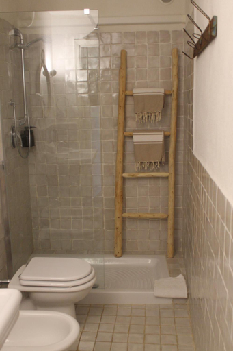Bathroom 3, Clori Gaeta, Latina