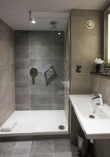 Bathroom 4, Maldron Hotel Kevin Street, Dublin