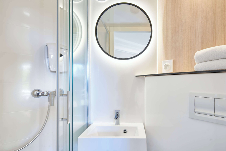 Bathroom 5, Premiere Classe Freyming Merlebach, Moselle