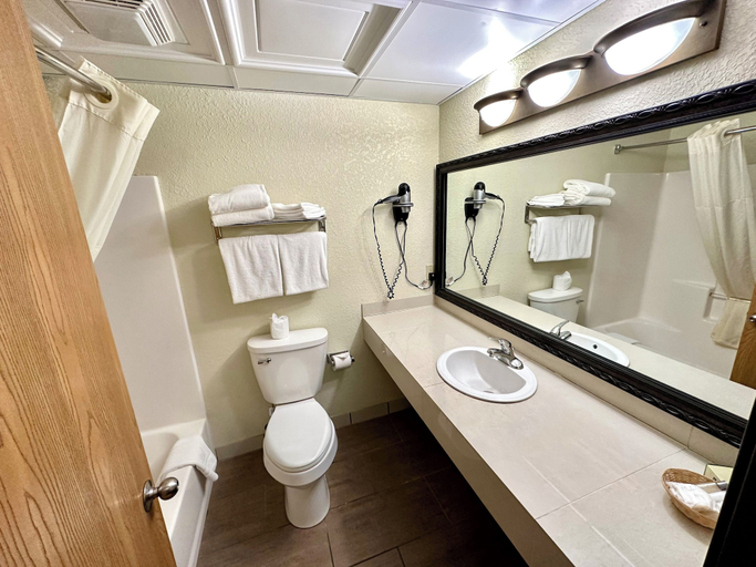 Bathroom 4, Mackinaw Beach & Bay Inn & Suites, Cheboygan