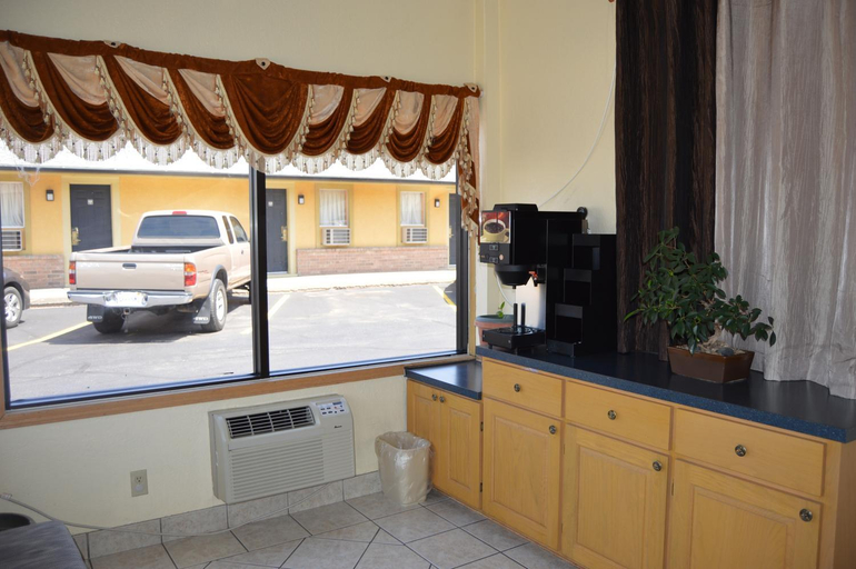 Public Area, Budget Inn El Reno, Canadian