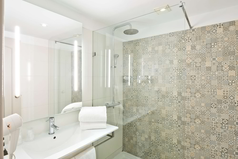 Bathroom 3, Golden Tulip Porto Gaia Hotel, Vila Nova de Gaia