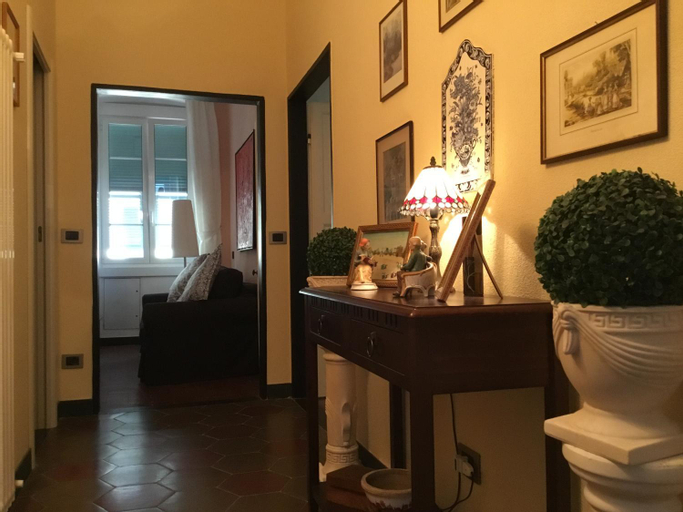 Others 4, Casa Venezia, Genova