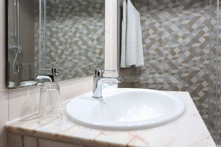 Bathroom 4, Aranguês, Setúbal