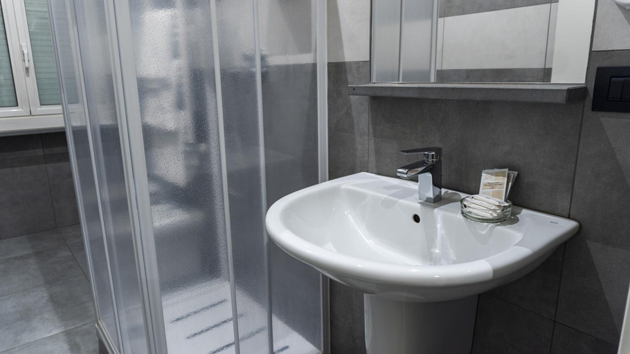 Bathroom 4, Hotel Rex, Milano