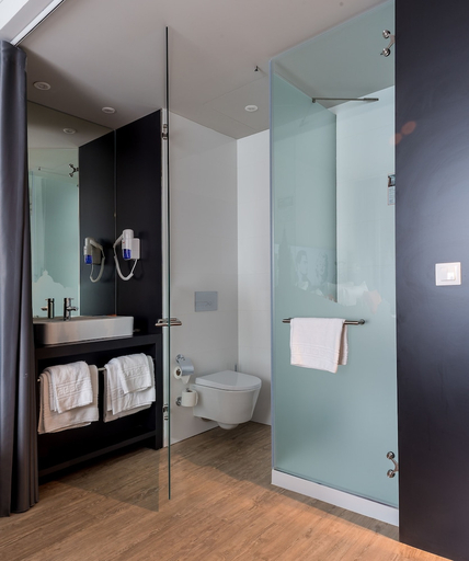 Bathroom 5, Hotel Star Inn Lisbon Aeroporto, Lisbon