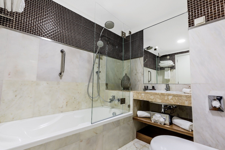 Bathroom 5, Vilamoura Garden Hotel, Loulé