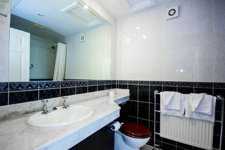 Bathroom 4, Commodore Hotel