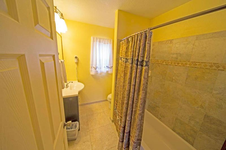Bathroom 4, Rainbow Lodge and Inn, El Paso