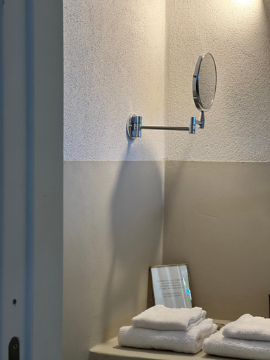 Bathroom 3, Clori Gaeta, Latina