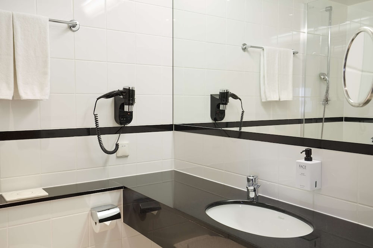 Bathroom 2, Scandic Wroclaw Hotel, Środa Śląska