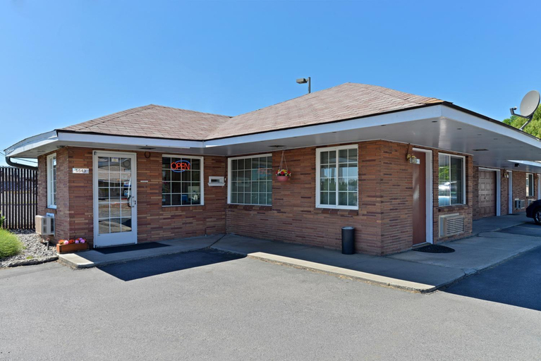 Entrance, Majestic Inn & Suites, Klamath