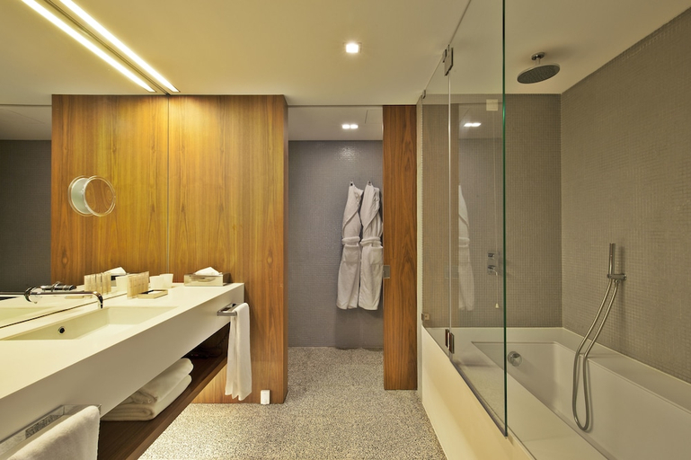 Bathroom 3, Altis Prime, Lisbon