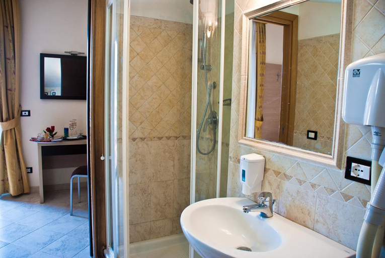 Bathroom 4, Hotel Dei Tartari, Rome