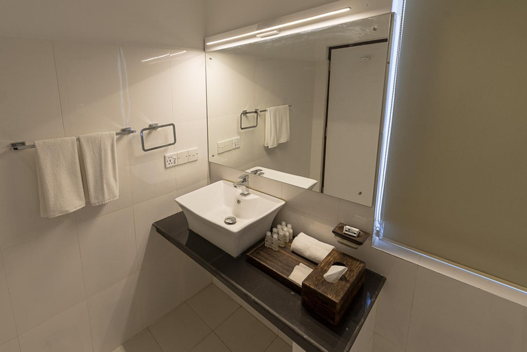 Bathroom 5, Pearl Royal Hotel Colombo, Thimbirigasyaya