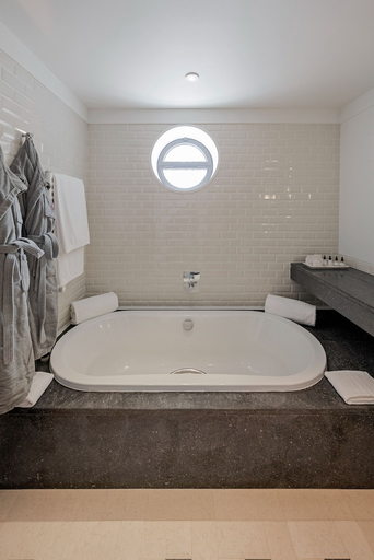Bathroom 4, Terra Nostra Garden Hotel, Povoação