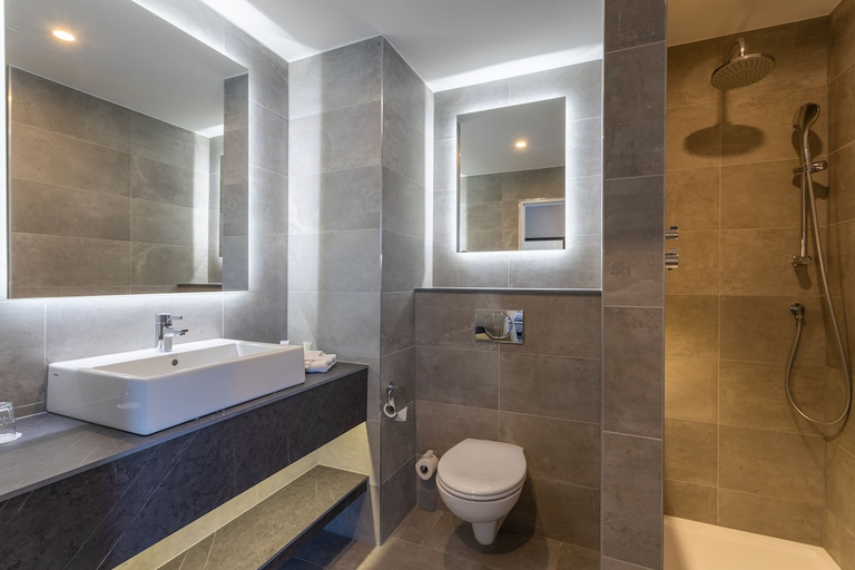 Bathroom, Clybaun Hotel Galway