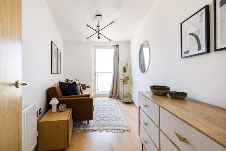 Others 3, The Nine Elms Lane Arms - Stunning & Bright 2BDR Flat With Balconies, London