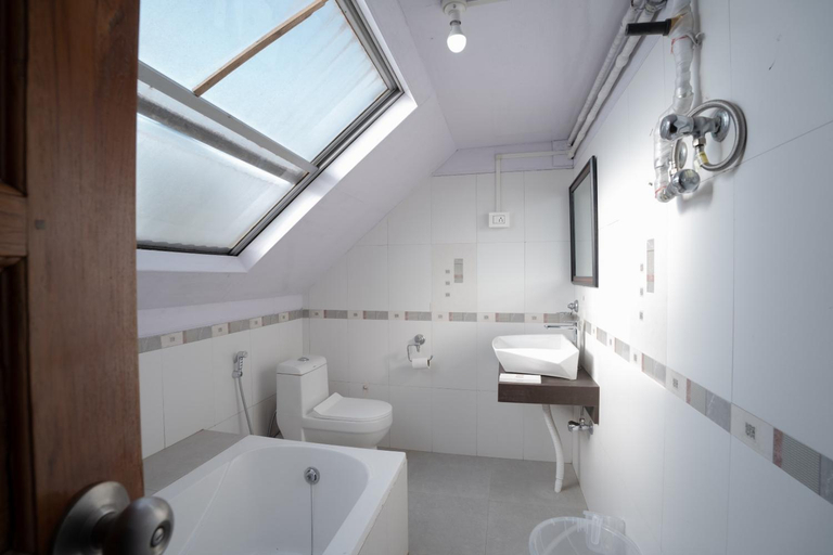 Bathroom 4, Poshtel Meghma, Mechi