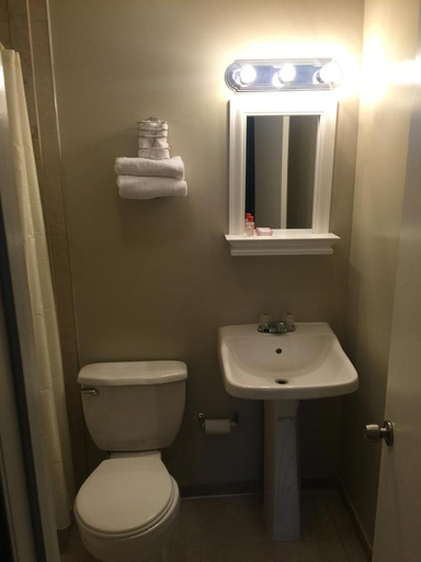 Bathroom 2, Scottish Inns and Suites Bensalem, Bucks