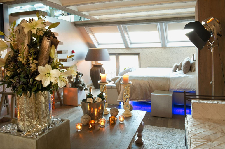 Others 3, Suite & B by Hofke van Bazel, Oost-Vlaanderen