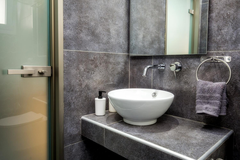 Shower 2, Linden Apartments, East Macedonia and Thrace