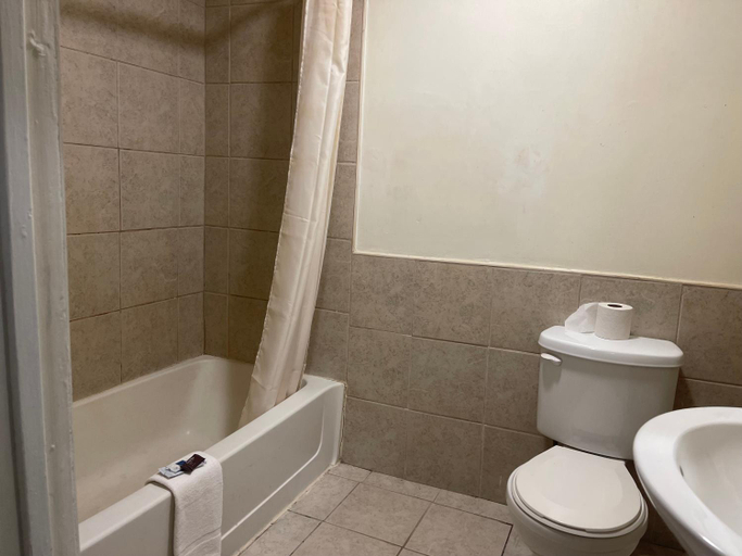 Bathroom 4, Penns Woods Inn Manheim, Lancaster