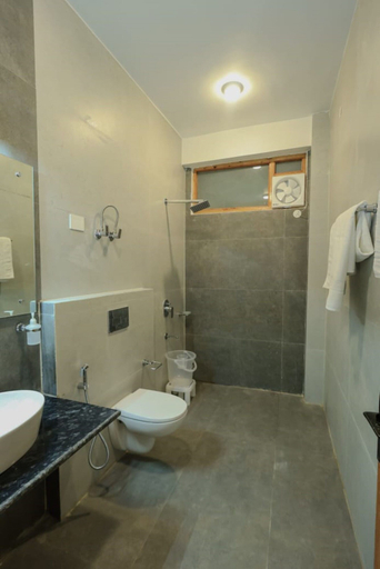 Bathroom, Goroomgo Mareema Non Veg Hotel Manali, Kullu
