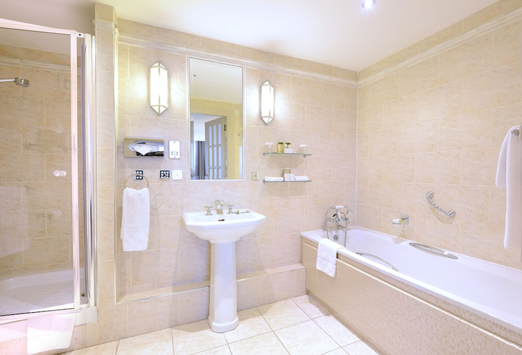 Bathroom 5, Maldron Hotel & Leisure Centre Tallaght, Dublin
