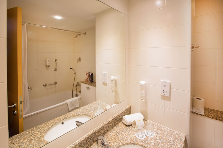 Bathroom 3, Newtown Park Hotel