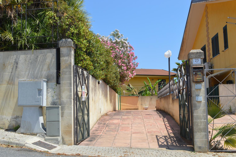 Others 5, """ Holiday Properties Sicilian Breeze """, Syracuse