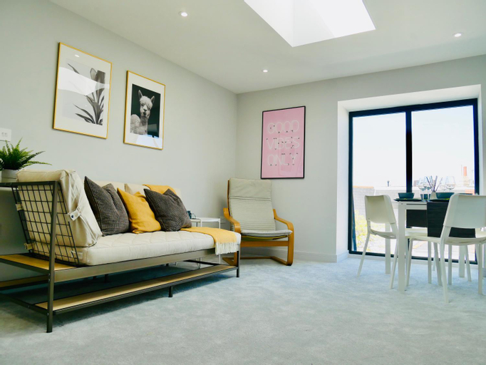 Bedroom 2, Stunning Sea View Apartment Near the Beach, Bournemouth & Poole, Poole