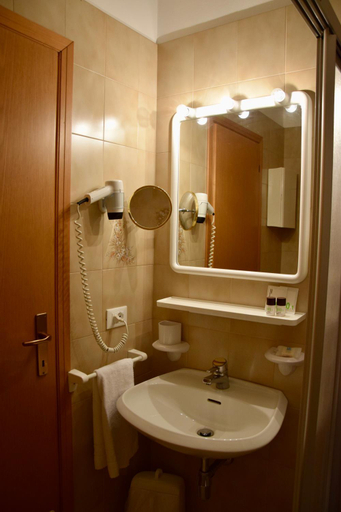 Bathroom 3, Hotel Ferrari, Trento