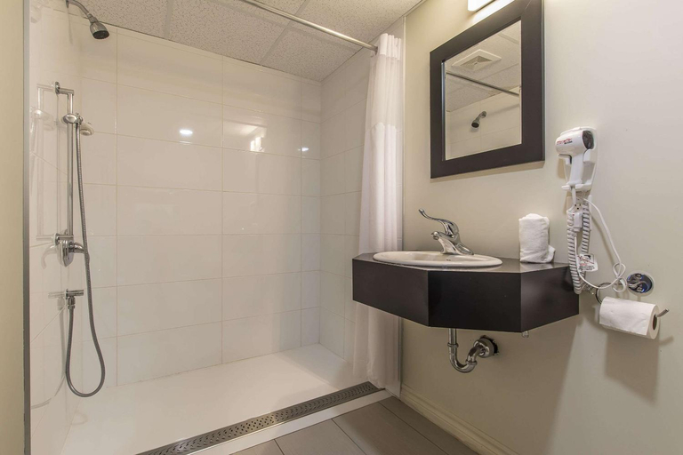 Bathroom 3, Hotel Le Principal, La Haute-Yamaska