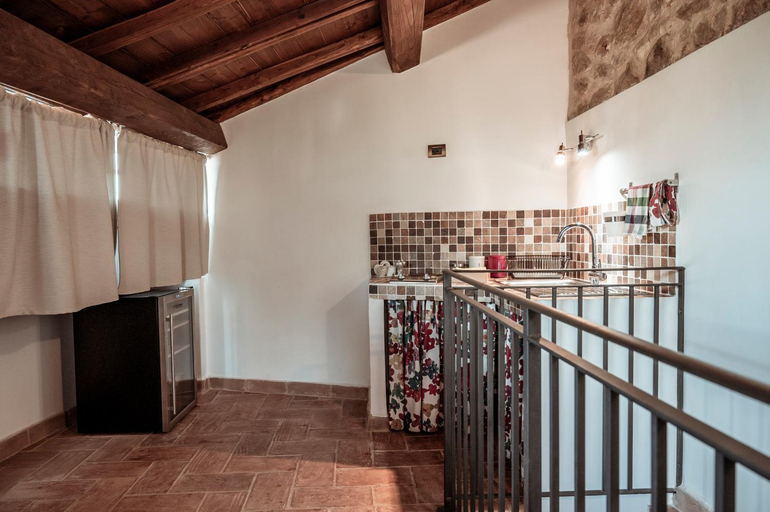 Others 3, Locanda Persei, Latina