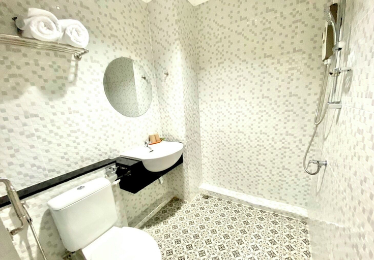Bathroom 3, Chainatgrand Hotel, Muang Chai Nat
