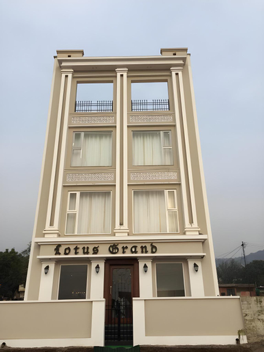 Lotus Grand Akm, Solan