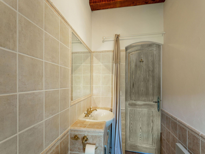 Bathroom 3, Chateau in Lorgues With Pool & Vineyard Views, Var
