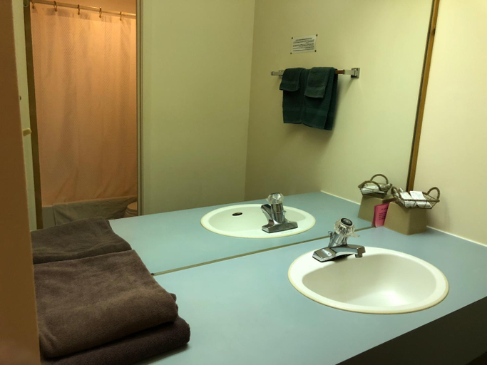 Bathroom 3, Agassiz Hotel and Restaurant - Under New Management, Division No. 17