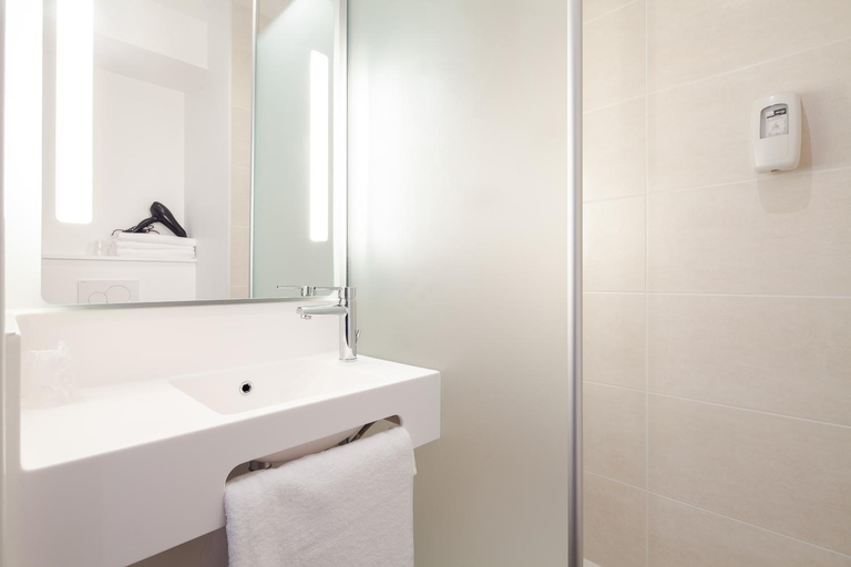 Bathroom 5, B&B HOTEL Igny Palaiseau, Essonne