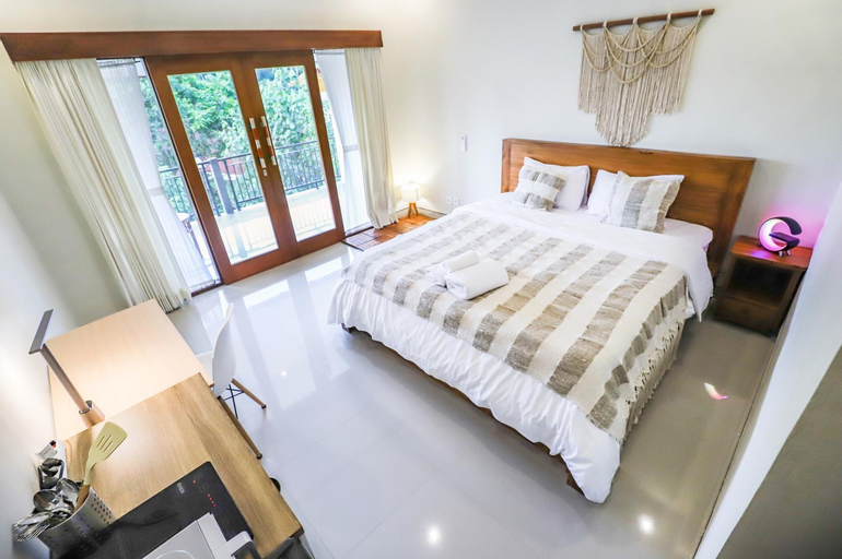 Modern Room w/ Desk, Office Chair & Kitchenette /2, Gianyar